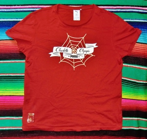 新品未使用／限定販売品　PUMA×CHARLOTTE OLYMPIA コラボTシャツ　赤地に刺しゅうとプリント入りのデザイン　Mサイズ