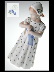 n652 ロイヤルコペンハーゲン ハンドペイント 人形を抱く少女 フィギュリン 飾物
