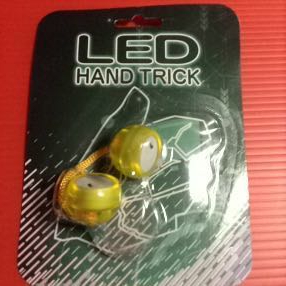 ハンド トリック LED ＊HAND TRICK ☆底面のスィッチでライト点灯！【電池の交換はできません。】指の間でくるくる回して遊ぶ。おもちゃ