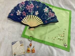 撫子花柄布製扇子(幅約32丈19cm)&OMUブランド花柄刺繍入ハンカチ約28cm角&ディズニー/プーさん.ティガーのキーホルダー(全長:約10cm)未使用