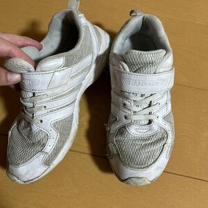 瞬足白色スニーカー運動靴 通学靴サイズ23.5cmスクールシューズサイズアウト