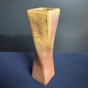 [ER932] 備前焼 陶弘作 花瓶 花器 花入 角棒捻り 高さ約24.5cm 華道具 茶道具 置物 美術陶器