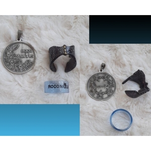  新品■ROCONAILS☆ロゴ コイン型 ネックレス チャーム＆リング 2個 セット◆アンティークシルバー 蝶々ブラック＆ブルー