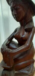 女性中座裸像彫刻