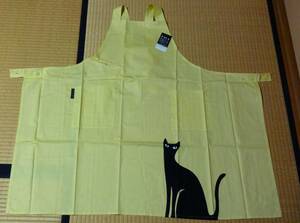 Atsuko Matanoマタノアツコ、黒い猫模様がプリントされた黄色の後ろ紐のエプロン、猫がお好きな方へ！川辺(株)、日本製