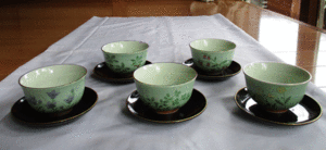 ☆未使用:陶器☆万葉秋草：清楚な柄の湯飲み茶わんと茶たくのセット